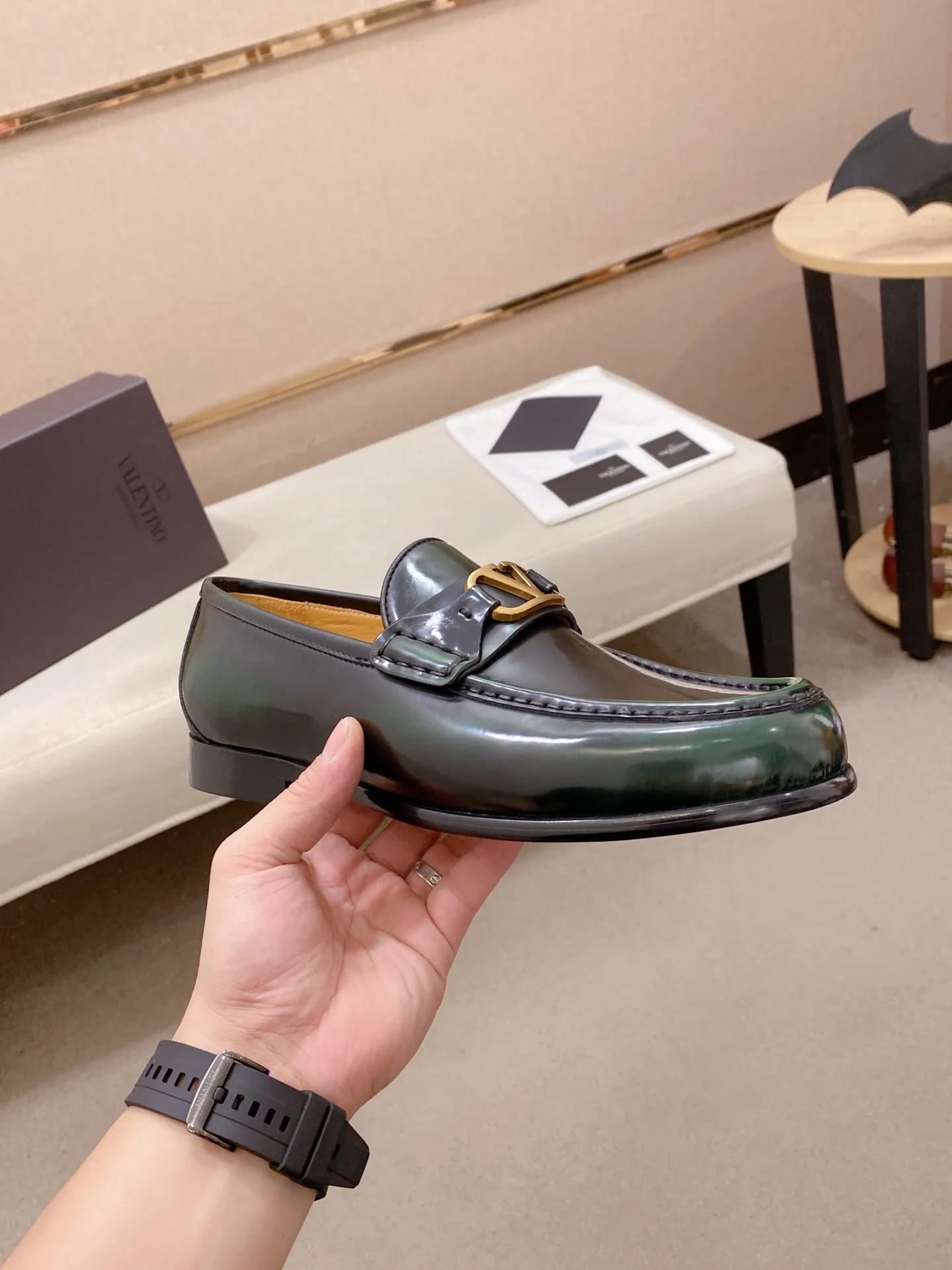 Factory price: 700💰Valentino's new men's V logo micro-label business casual loafers. These Derby loafers are made of imported cowhide leather. They are light in texture and cool in style. The uppers are decorated with brand logo buckles, highlighting the big-brand style! The lines reveal novel urban trends. The toe is round and full, and the rubber foam sole and triple protruding leather welt complement each other. It is extremely fashionable and charming, with dyed calfskin lining, genuine leather feet, and standard logo decoration. It is simple yet elegant. It has a classic European and American loose style and is extremely comfortable on the feet. Size: 39-44 (38.45. Customized)